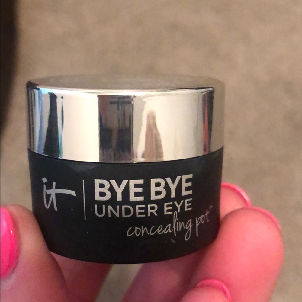 IT cosmetics bye bye under eye concealing pot